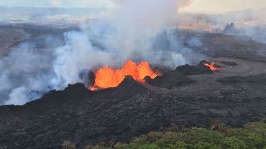 Vulkaan zorgt voor blauwe vlammen op Hawaï
