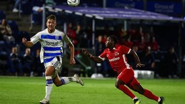 ZWOLLE - Olivier Aertssen of PEC Zwolle, Ibrahim Sadiq of AZ Alkmaar (l-r) tijdens de Nederlandse Eredivisie wedstrijd tussen PEC Zwolle en AZ Alkmaar in het MAC3Park stadion op 20 september 2024 in Zwolle, Nederland. ANP VINCENT JANNINK