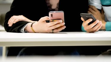 AMSTERDAM - Leerlingen van het ROC Amsterdam volgen een les op hun smartphone. Klassewerk is een nieuwe lesmethode waar vakspecialisten praktijkles aan mbo-studenten geven via Instagram Live. ANP KOEN VAN WEEL