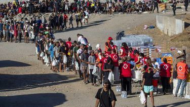 Red Cross volunteers distribute food to migrants who remain living on the streets, in Trampolin beach in Ceuta, on August 22, 2026. Some 72,000 migrants breached the border in an unprecedented and deadly rush into the north African territory on July 30-31, with 70,000 having since returned to Morocco, according to Spanish government figures.
Antonio Sempere / AFP
