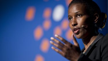 Een foto van Ayaan Hirsi Ali, een van de mensen op de lijst voor het initiatief tegen afrekencultuur.