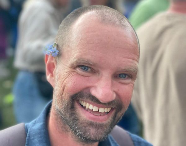 Job van Eunen (46) heeft regelmatig telefoongesprekken met wildvreemden: ‘Ik ben onverzadigbaar nieuwsgierig’