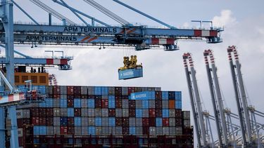 ROTTERDAM - Containers en overslag op de Maasvlakte. De overslag van goederen en de petrochemische industrie vormen de belangrijkste bronnen van inkomsten uit de Rotterdamse haven. De haven fungeert als een hub voor de aan- en afvoer van containers, raffinaderijen en chemische fabrieken zorgen voor werkgelegenheid in de regio. ANP ROBIN VAN LONKHUIJSEN