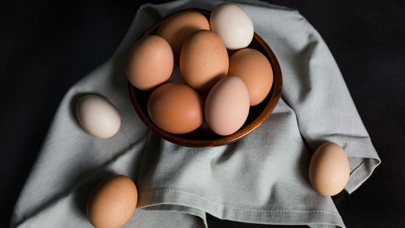 Wat is het verschil tussen witte en bruine eieren en welke kun je het beste kopen?