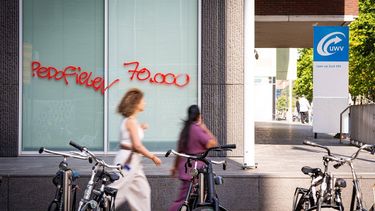 ROTTERDAM - Een gebouw van UWV aan de Laan op Zuid is beklad. Behalve dit gebouw is ook een gebouw van de reclassering aan de Westerstraat en het gerechtsgebouw aan het Wilhelminaplein beklad. Op alle gebouwen zijn dezelfde teksten geschreven, in rode verf: 'pedofielen' en '282SR'. MEDIATV / ANP