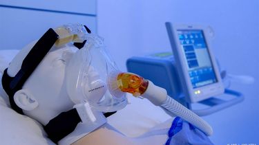 BEST - Philips Respironics V200 beademingsoplossing voor Intensive Care omgevingen.  ANP XTRA ROBIN VAN LONKHUIJSEN