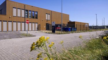 TER APEL - De opvanglocatie van het Rode Kruis voor wachtende asielzoekers van aanmeldcentrum Ter Apel. De hulporganisatie hervat in het voormalige pand van de Dienst Identificatie en Screening Asielzoekers (DISA) haar werkzaamheden bij het aanmeldcentrum na veiligheidsmaatregelen van asielminister Bart van den Brink. ROBIN VAN LONKHUIJSEN / ANP