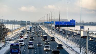 HOOFDDORP - Verkeer op de A4. Op verschillende snelwegen zorgt het winterweer en de gladheid voor ongelukken en vertraging. ROBIN UTRECHT / ANP