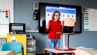Een foto waarop een lerares digitale lessen geeft op afstand
