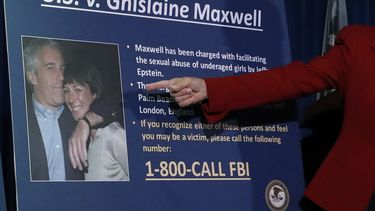 Een foto waarop Jeffrey Epstein en Ghislaine Maxwell te zien zijn tijdens een persconferentie van de FBIl