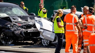 HEESCH - Bij een verkeersongeluk op de snelweg A59 zijn twee personen om het leven gekomen. Daarnaast raakten zes personen gewond.Het ongeval gebeurde in de staart van een file die was ontstaan door tractoren die onderweg waren naar het provinciehuis in Den Bosch. Bij het ongeval waren vier auto's betrokken. ROB ENGELAAR / ANP