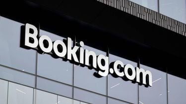 AMSTERDAM - Logo op het exterieur van het Booking-kantoor. Booking.com is een online platform waar je accommodaties zoals hotels en appartementen kunt zoeken en boeken. ROBIN VAN LONKHUIJSEN / ANP