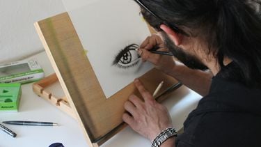 man houdt brein gezond door zijn hobby tekenen
