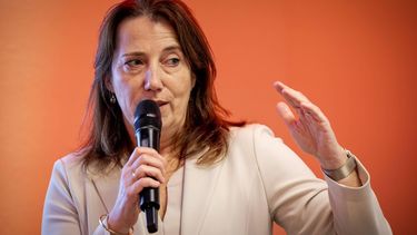 UTRECHT - Mirjam van Velthuizen (CFO) van ProRail tijdens de presentatie van het jaarverslag van de spoorinfrastructuurbeheerder. De dienstregeling en punctualiteit van het treinverkeer staan onder druk doordat vaker onderhoud aan het spoor nodig is en personeel schaars is, waarschuwde ProRail eerder dit jaar. ANP ROBIN VAN LONKHUIJSEN
