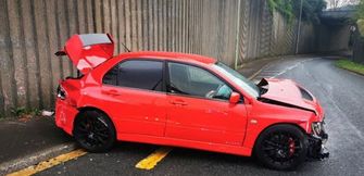 Een man uit Wales won een dure auto, maar reed hem twee dagen later in de prak