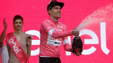Dumoulin grijpt meteen de macht in Giro