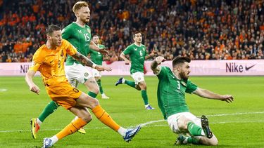 2023-11-18 20:58:46 AMSTERDAM - Wout Weghorst of Holland scoort de 1-0 tijdens de EK-Kwalificatie wedstrijd in groep B tussen Nederland en Ierland in de Johan Cruijff ArenA op 18 november 2023 in Amsterdam, Nederland. ANP KOEN VAN WEEL