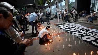 Relatives of political prisoners light candles in a vigil in demand of the release of their loved ones, near the notorious El Helicoide -a facility and prison owned by the Venezuelan government and used for both regular and political prisoners of the Bolivarian National Intelligence Service (SEBIN)- in Caracas on January 9, 2026. Venezuela began releasing a 