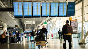 SCHIPHOL - Op een bord op luchthaven Schiphol staat aangegeven dat een vlucht naar Curacao is geannuleerd. Vanwege de situatie in Venezuela heeft KLM heen- en terugvluchten naar een aantal bestemmingen in de buurt geannuleerd. PHIL NIJHUIS / ANP
