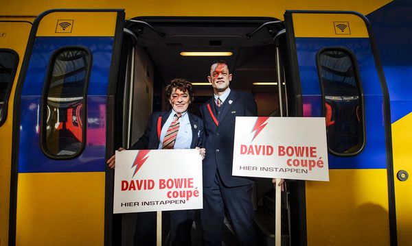 Na het overlijden van David Bowie werd er een coupé aan hem gewijd richting de expositie in Groningen. Foto: ANP