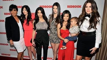 Een oude foto van een deel van de Kardashian familie. V.l.n.r. Moeder Kris Jenner, halfzus Kylie Jenner, Kim Kardashian, Halfzus Kendall Jenner, Kourtney Kardashian, kleinzoon Mason Disick en Khloé Kardashian.