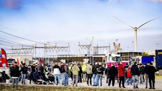 ROTTERDAM - Werknemers van sjorbedrijven International Lashing Service (ILS) en Matrans Marine Services zijn bijeen om te stemmen over een voorstel van hun werkgevers voor een verbeterde cao. Het personeel heeft het werk in grote containerterminals in de Rotterdamse haven stilgelegd uit protest voor een beter loon. ANP ROBIN UTRECHT
