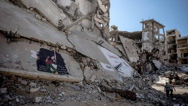 epaselect epa13249853 Children pass a mural by Palestinian artists depicting US rapper Macklemore on the ruins of homes in Gaza City, 19 September 2026. Macklemore was touring as a support act on Ed Sheeran's current Loop Tour but dropped from the tour on 14 September due to the rapper's pro-Palestinian comments.  EPA/MOHAMMED SABER