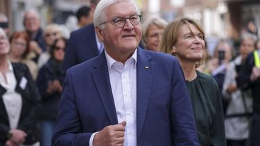 epa12971360 German President Frank-Walter Steinmeier, accompanied by his wife Elke Buedenbender, attend to clean 'Stolpersteine' with pupils from St. Ursula High School during his visit to Dorsten, Germany, 18 May 2026. The Holocaust memorial Stolpersteine are small brass plaques placed in sidewalks across Europe to commemorate victims of Nazi persecution by marking their last freely chosen place of residence.  EPA/CHRISTOPHER NEUNDORF