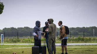 TER APEL - Asielzoekers staan klaar om in de bus te stappen die ze naar de Wijk brengt om daar te overnachten. Het aangepaste aanmeldproces van de Immigratie- en Naturalisatiedienst (IND) is in werking. JILMER POSTMA / ANP