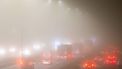 HEINENOORD - Verkeer onderweg in de mist. In het hele land geldt code geel om gladheid of dichte mist, of allebei. ANP JEFFREY GROENEWEG