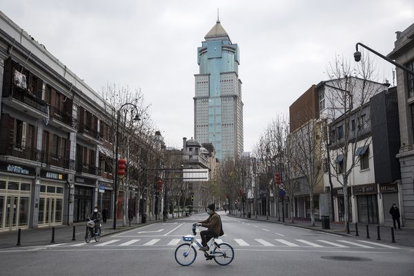 Een man op een fiets in Wuhan sinds de uitbraak in April