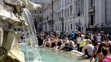 Hollander jat geld uit fontein Rome, boete 550 euro