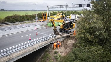 NIJKERK - Dronefoto van de Hardenbergerbrug. Een aannemer voert herstelwerkzaamheden uit bij de brug. Tijdens een inspectie bleek zand en grind te zijn weggespoeld rond de pijlers. Omdat Rijkswaterstaat de veiligheid van de constructie niet kan garanderen, werd de brug in beide richtingen afgesloten. JEROEN JUMELET / ANP