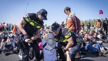 UTRECHT - Demonstranten van Extinction Rebellion (XR), Utrecht 4 Palestine (U4P) en Debt for Climate (D4C) blokkeren de ring van Utrecht. Ze eisen een direct einde aan fossiele subsidies en dat het geld moet gebruikt worden voor huisvesting, gezondheidszorg, dekoloniaal herstel en schuldkwijtschelding. JEROEN JUMELET / ANP