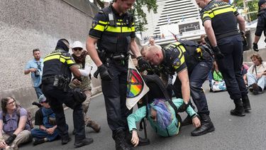 DEN HAAG - De politie ontruimt de klimaatdemonstranten van Extinction Rebellion tijdens een blokkade van de snelweg A12, als reactie op de klimaatrampen in de afgelopen zomermaanden. Ook eisen ze dat er politieke verantwoordelijkheid wordt genomen voor de gevolgen van het extreme weer. LINA SELG / ANP