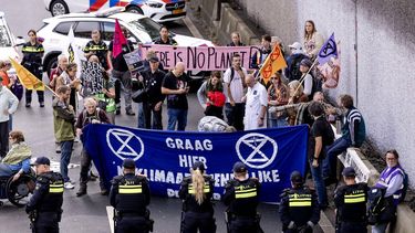 DEN HAAG - Klimaatdemonstranten van Extinction Rebellion tijdens een blokkade van de snelweg A12. De actiegroep roept op om de klimaatmars niet opnieuw te negeren, en waarschuwt na de catastrofale droogte van afgelopen zomer voor nóg meer klimaatrampen. ROBIN VAN LONKHUIJSEN / ANP