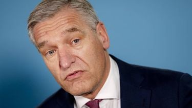 DEN HAAG - Informateur Sybrand Buma staat de pers te woord na afloop van gesprekken met alle fractievoorzitters van partijen in de Tweede Kamer over het formatiestuk van D66 en het CDA. Dit document dient als 