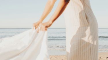 Houd het hoofd én je lijf koel: deze stoffen zijn het handigst om te dragen tijdens hete zomerdagen