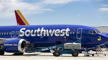 Op deze foto is een vliegtuig van vliegmaatschappij Southwest Airlines te zien.