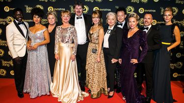 De cast van de Luizenmoeder op de rode loper voorafgaand aan het Gouden Televizier-Ring Gala 2018 in AFAS Live.