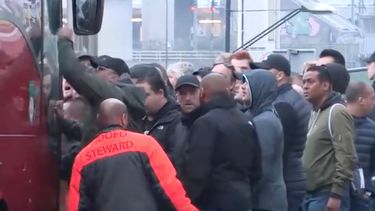 Video: Boze Ajax-fans wachten spelersbus op