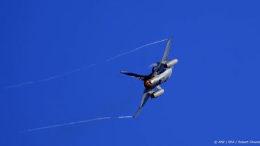epa12337335 A Romanian F16 jet fighter performs during the Bucharest International Air Show 2025 (BIAS), at Baneasa Airport in Bucharest, Romania, 30 August 2025. Thousands of people gathered on the runway of 'Aurel Vlaicu' International Airport for the 15th edition of the Bucharest International Air Show (BIAS), largest air show in Romania, to see more than 200 civil and military aircrafts, and 200 pilots and paratroopers performing aerobatics and demonstrative flights.  EPA/ROBERT GHEMENT