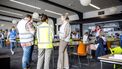 TILBURG - Vrijwilligers voorafgaand aan de hertelling van de stemmen voor de Tweede Kamerverkiezingen. De stemmen die zijn uitgebracht in vier stembureaus in Tilburg worden opnieuw geteld. Dat heeft de Tweede Kamer tijdens een uitzonderlijke vergadering op besloten. ANP ROB ENGELAAR