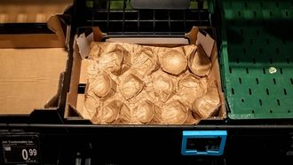 AMSTERDAM - Lege schappen in een Albert Heijn-filiaal. Door een cybersecurityincident bij Ahold functioneerden distributiecentra tijdelijk niet, met lege schappen tot gevolg. RAMON VAN FLYMEN / ANP