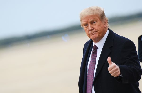 Een foto van Donald Trump die zijn duim opsteekt