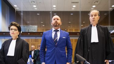 Marco Kroon en zijn advocaten Geert-Jan en Carry Knoops in de rechtbank. 