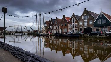 MONNICKENDAM - Zandzakken in de haven bij Monnickendam. De maatregel is een poging om het stijgende water tegen te houden. ANP RAMON VAN FLYMEN