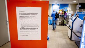 ROTTERDAM - Een briefje in een Albert Heijn-supermarkt. Door een cyberincident bij moederbedrijf Ahold Delhaize zijn kortingen niet geldig en liggen meerdere distributiecentra stil, met lege schappen tot gevolg. ROBIN UTRECHT / ANP
