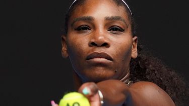 Een foto van Serena Williams aan service