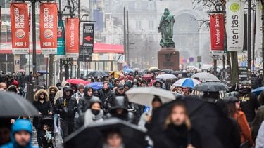 Soms wel '300 procent' meer omzet voor winkeliers in Antwerpen door Nederlandse 'invasie'